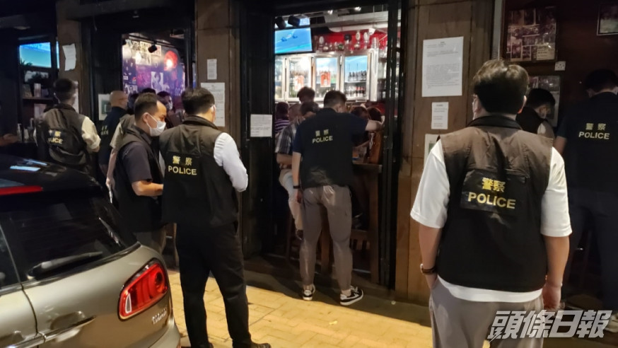 警方於銅鑼灣突擊巡查酒牌場所。警方圖片