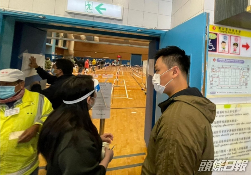 鄭泳舜視察疫區採樣站。