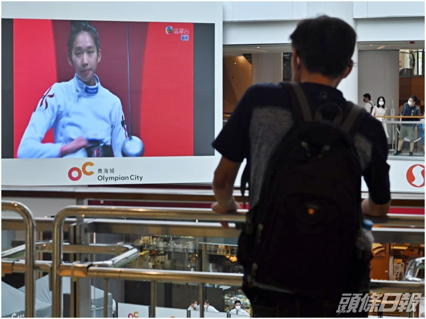 商場透過大電視播放奧運賽事。相中正播放港隊江旻憓出賽。