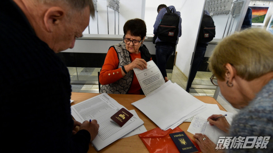 烏克蘭四個親俄或俄控地區陸續有民眾進入票站投票。AP