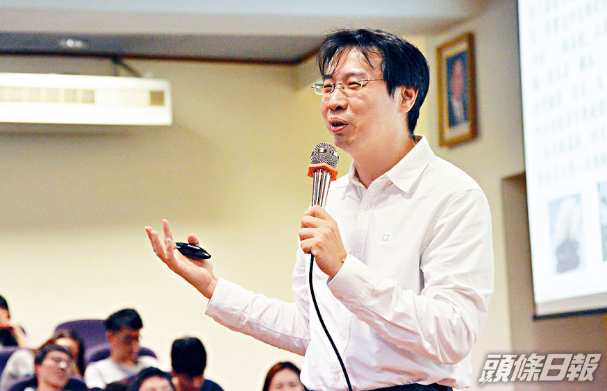 徐國能的〈第九味〉和〈火車和橘子〉先後被選為文憑試閱讀考材。