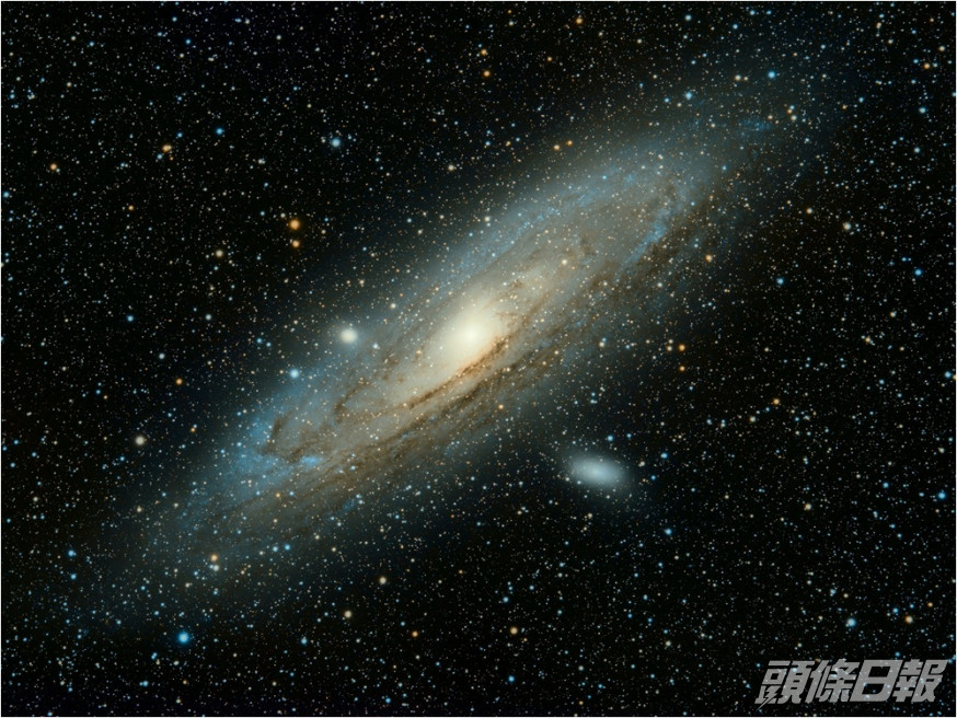 雙黑洞吞噬恆星現象現象十萬年才會出現一次。示意圖