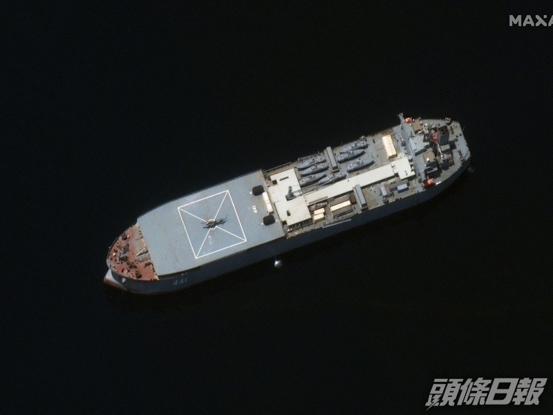 人造衛星拍攝到其中一艘軍艦配備一些小型攻擊型快艇。AP