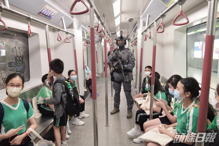 警員在模擬港鐵車廂與學生講解。