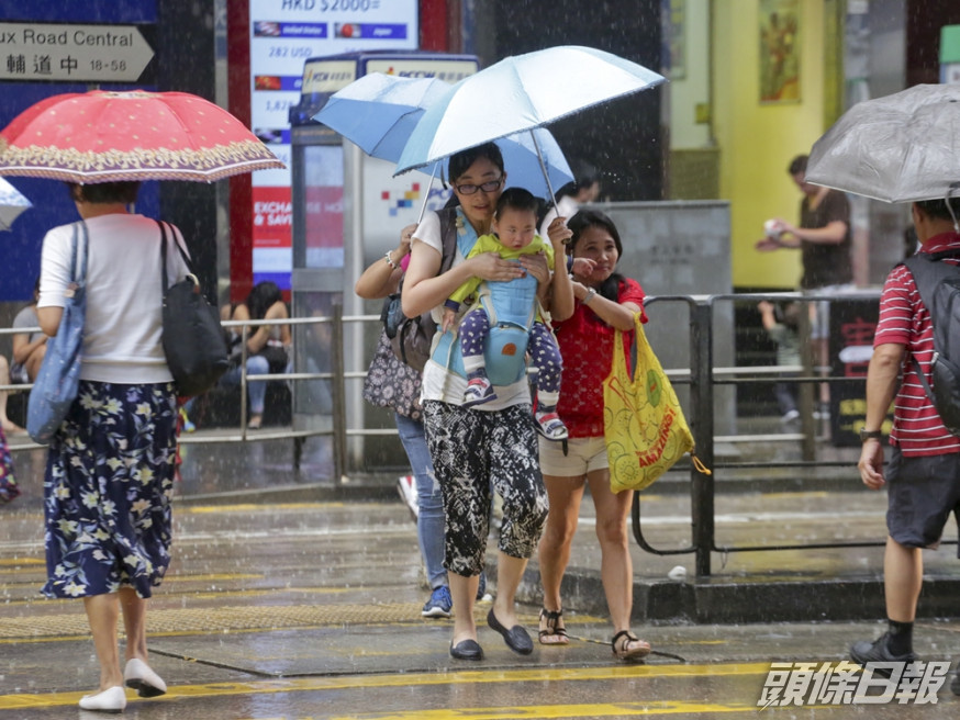 天文台預計本港地區今晚及明日天氣大致多雲,有一兩陣驟雨。資料圖片