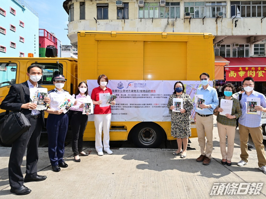 食環署聯同多個部門人員,向店舖宣傳勿將貨物擺放在公眾道路上。政府新聞處圖片