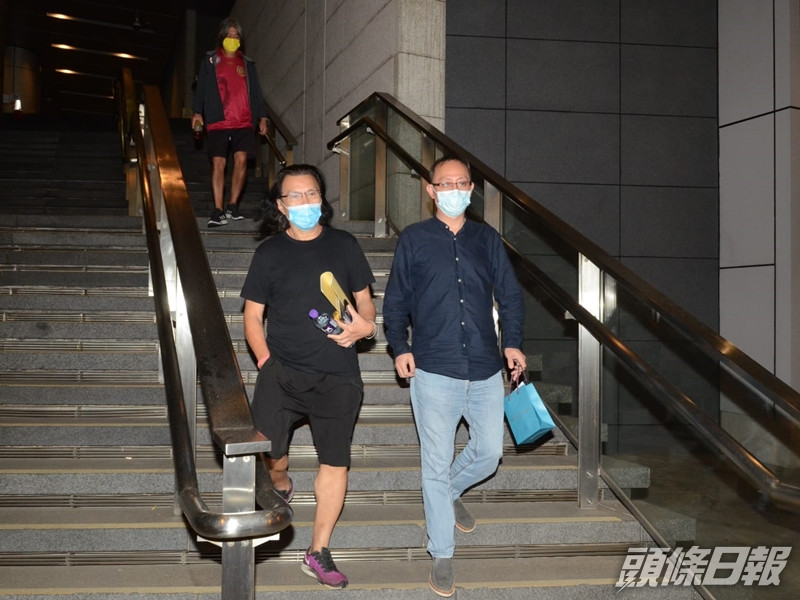 傑斯在律師及長毛陪同下離開警察總部。