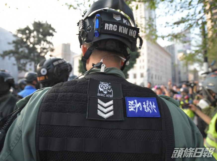 在2019年反修例示威期間,有警員貼上「警察勁揪」及其他圖案的貼紙。資料圖片