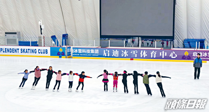 ■石景山市民冰雪體育中心的花滑場館內，一群小學生在排練團體節目。