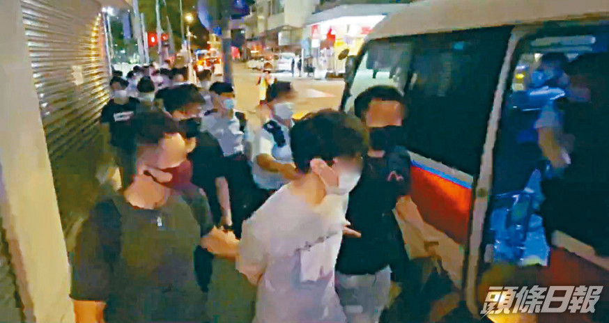 涉嫌「快閃」堵路的青年迅即被趕至的警員拘捕帶署。