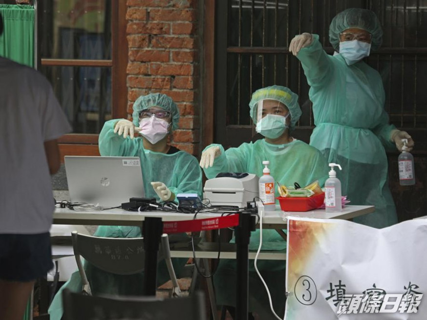 台灣新冠肺炎確診每日超過二百例,支援不足問題嚴重。美聯社圖片