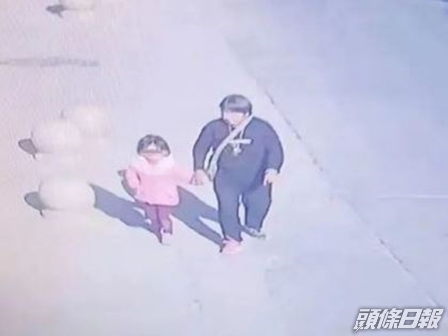 內地一名女童於家門前玩耍時被一個陌生婦人帶走。網圖