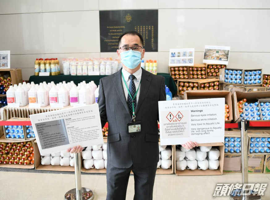 海關在阿布泰分店及貨倉檢獲逾8000件貨物。