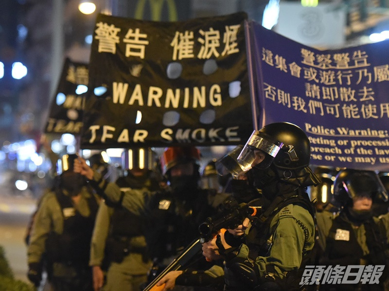 當日荃灣大批示威者堵路防暴警要施放催淚彈驅散。資料圖片