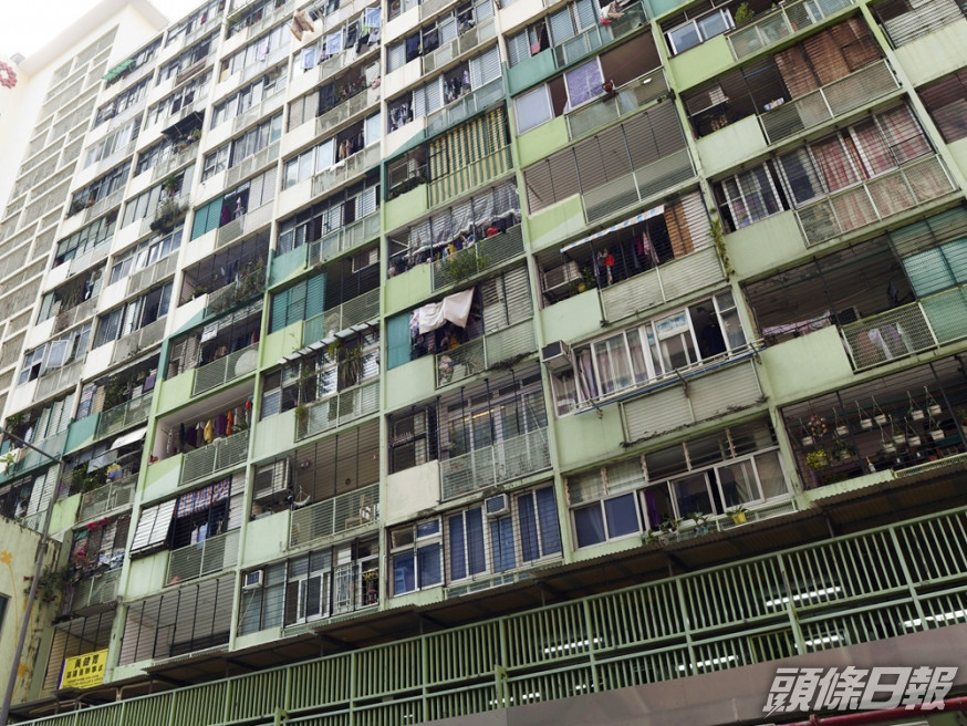 港男為儲錢買樓搬回外家7人迫400呎公屋。資料圖片