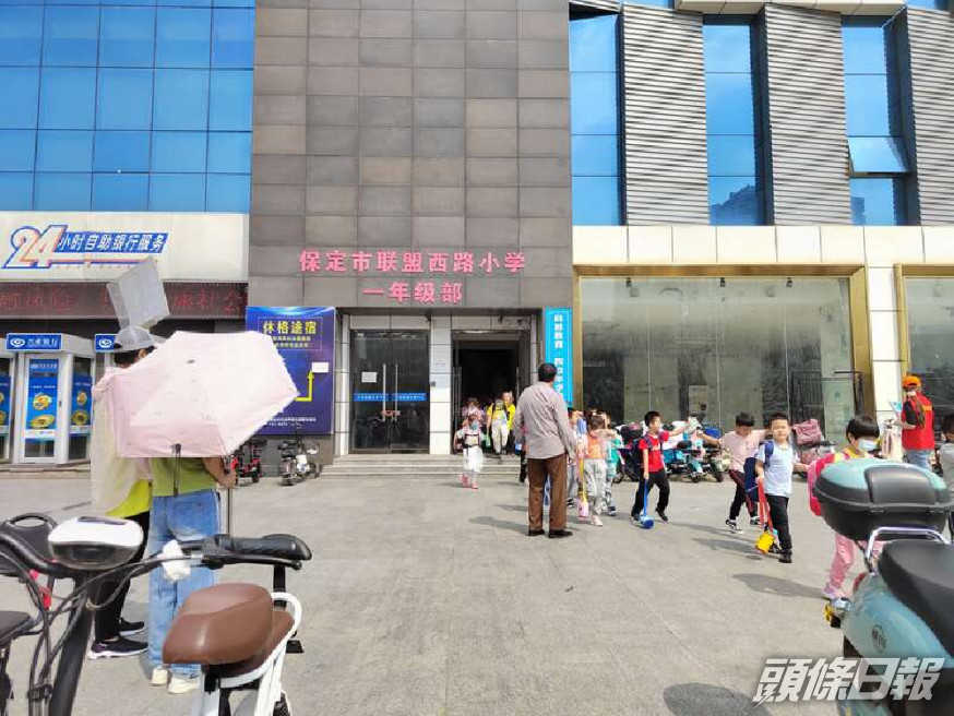 河北一所小學竟租用商場當一年級學生的課室。(網上圖片)