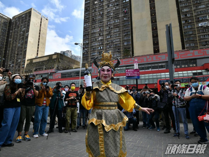 夏蕙BB到黃大仙祠為香港市民裝香祈福。