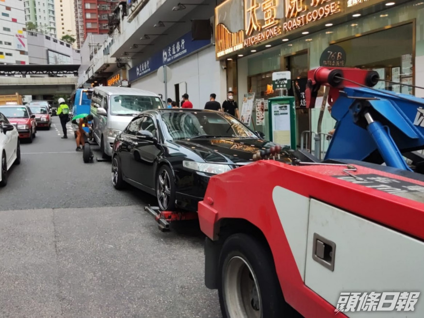 警方拖走多車。警方圖片