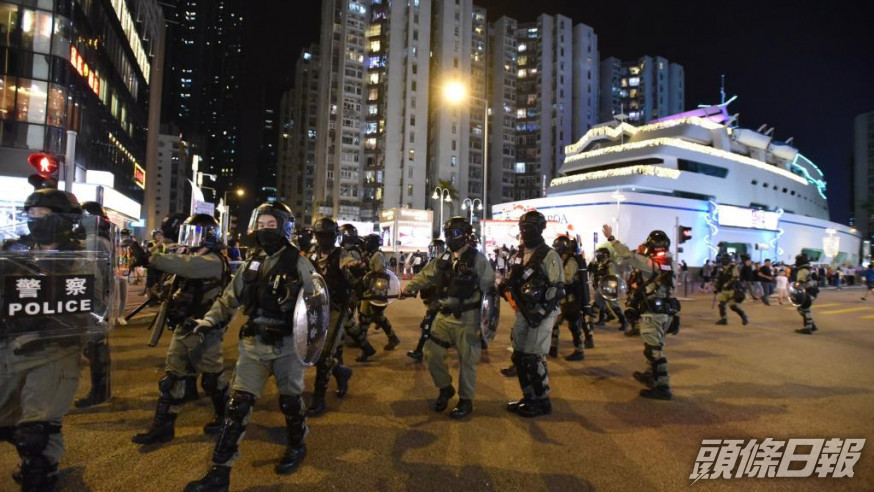當晚大批防暴警在紅磡一帶戒備。資料圖片