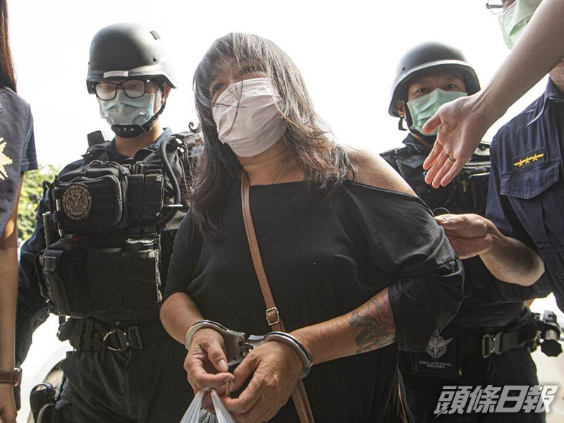 黃女遭人起底指她曾教唆未成年少年丟汽油彈。中時