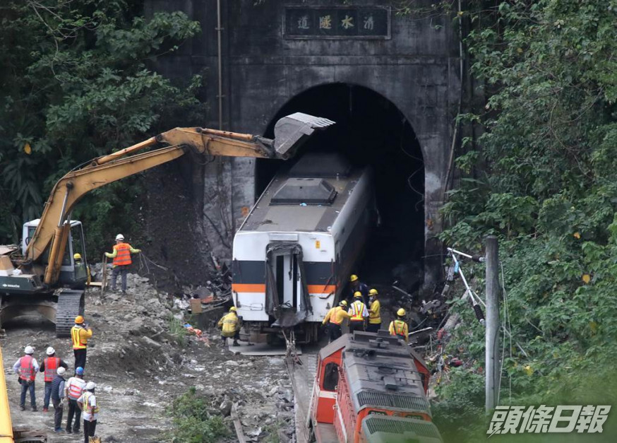 工程人員仍然在清理台鐵列車殘骸。網上圖片
