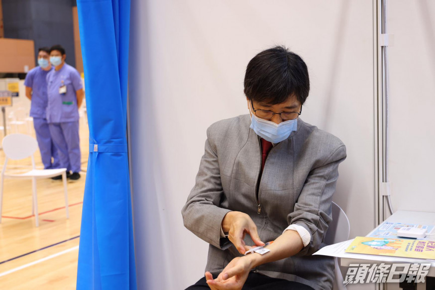 袁國勇自行打疫苗作示範,希望市民放心。