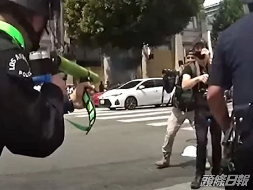 美國洛杉磯一名示威男子控告警方對準其睾丸開槍,致身心受創。(影片截圖)