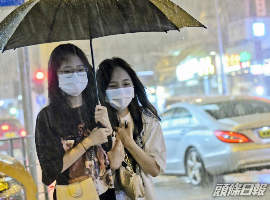 天文台發出黃雨警告信號。資料圖片
