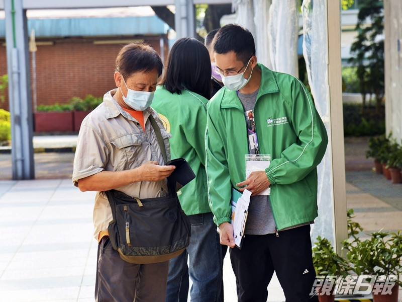 政府將為旅遊業從業員提供約2,000個短期職位,在多間社區疫苗接種中心負責管理運作等。資料圖片