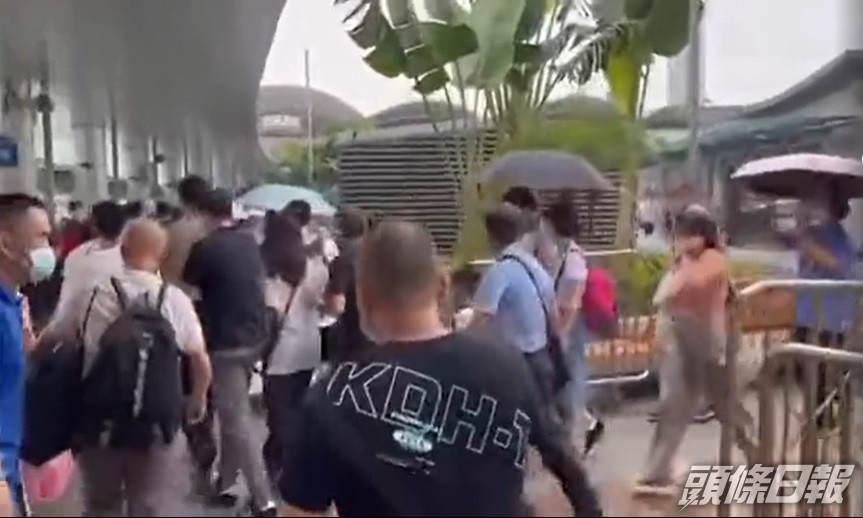 大批人湧去關口。網上圖片