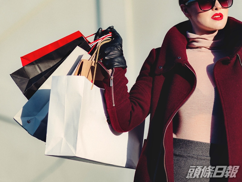 女友自結識大學同學後就不斷買名牌,碌爆卡後便再用父母的信月卡購物。unsplash圖片(示意圖)