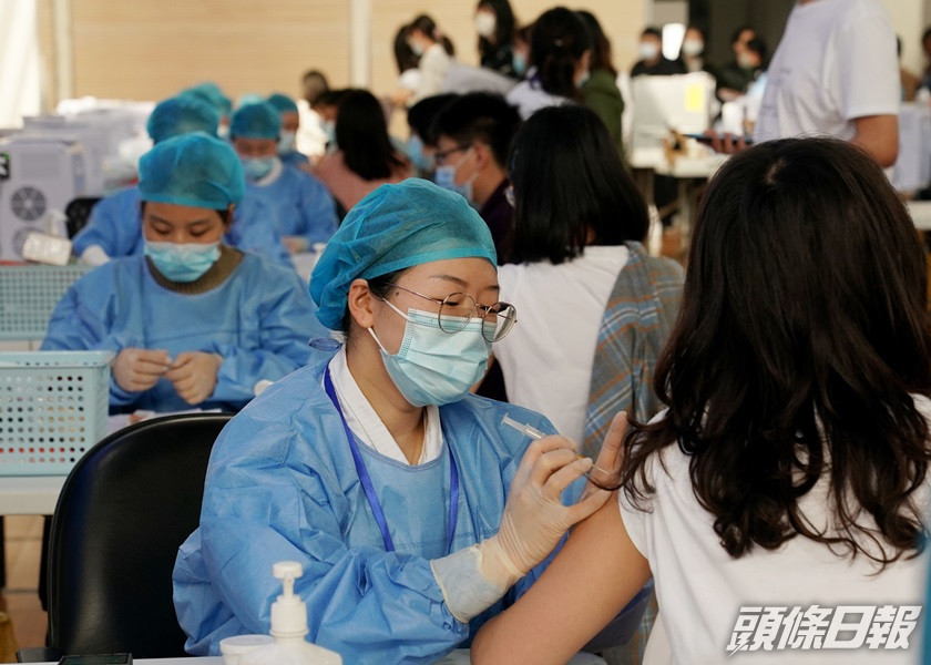 上海等內地省市相繼宣布容許當地居住港澳人士接種新冠疫苗。新華社資料圖片
