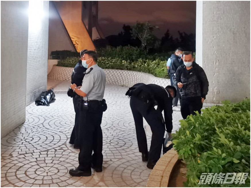 警員以膠袋覆蓋死者遺體(左)。