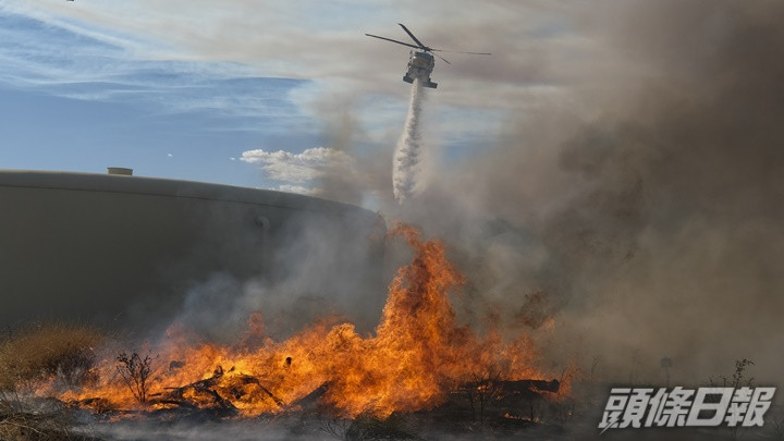 加州北部山火持續，直升機出動投擲水彈協助撲救。AP圖片