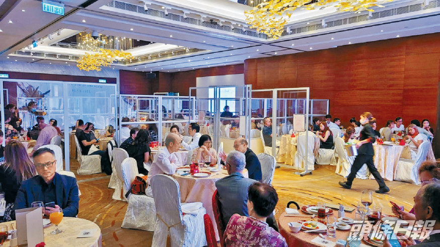 婚宴場地以隔板分隔不同區域。