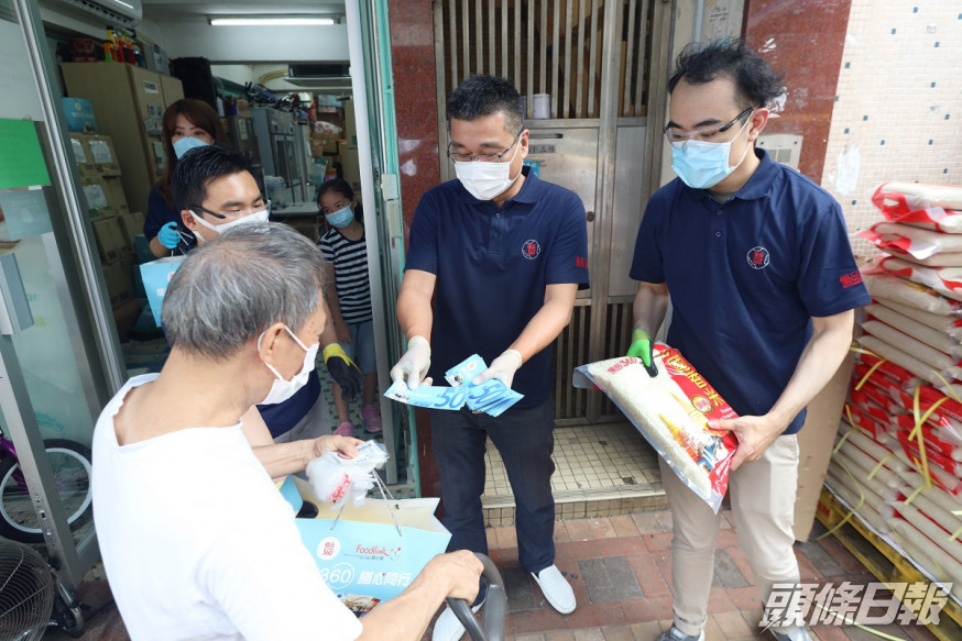 許志群及義工們派食物券及發福袋。優品360圖片