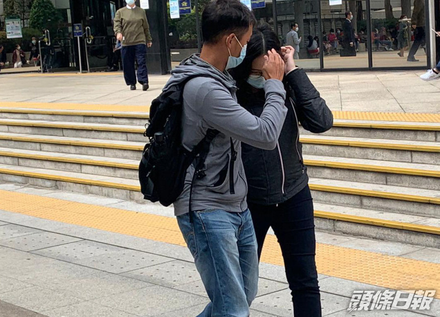 被告蕭樂婷(右)。