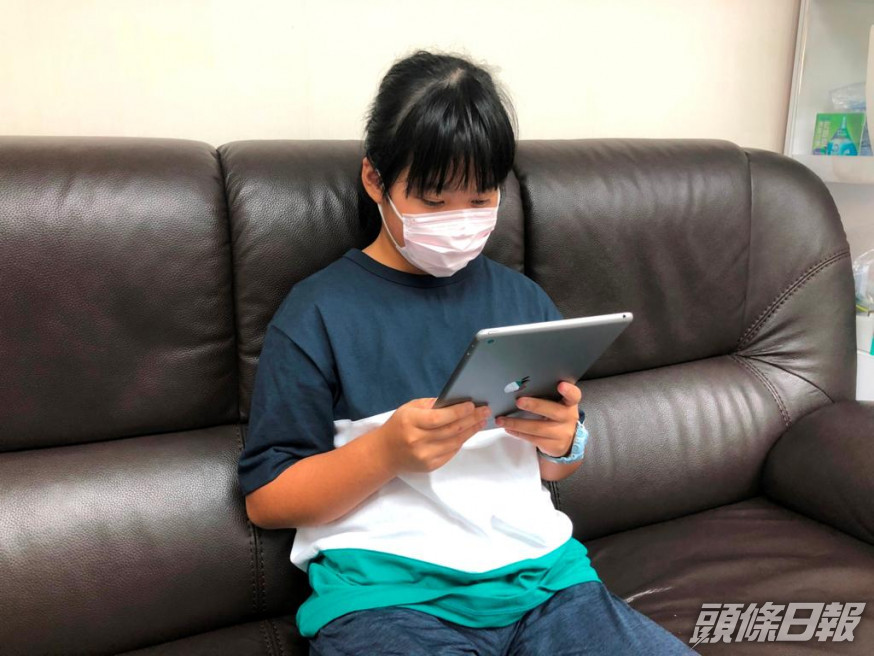 抗疫在家,學童每日用電子產品長達 10 小時。