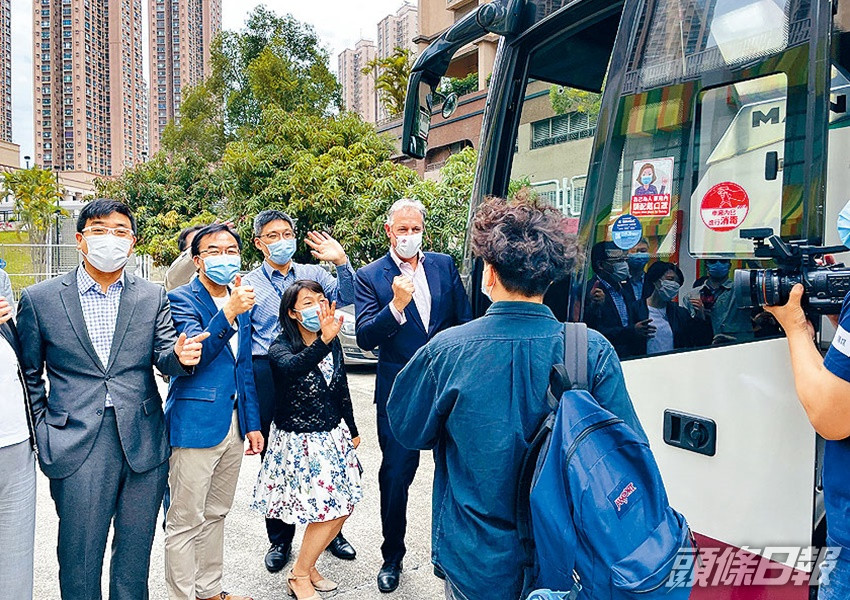 港專昨安排二十四名學生前往深圳的咖啡店實習,亦是疫情下首個機構安排青年到內地實習。
