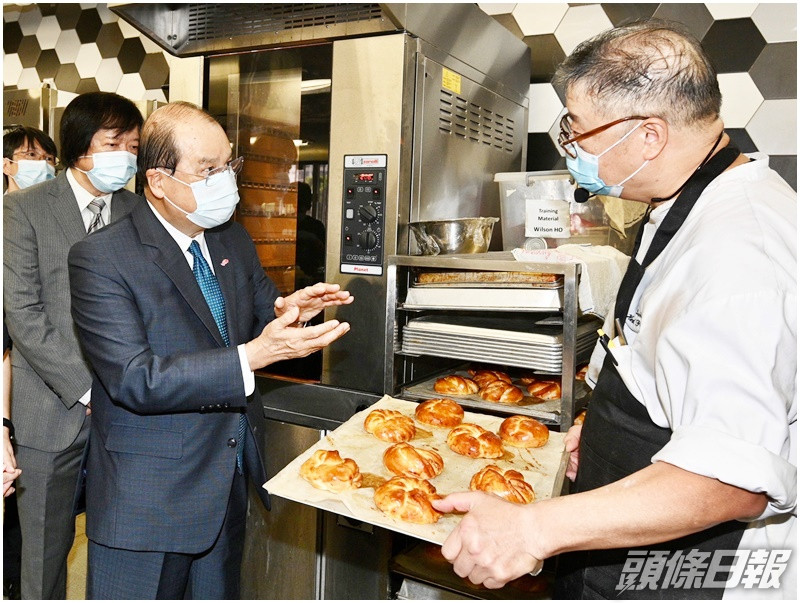 張建宗(左二)指香港正處於防疫的危急時刻,市民千萬不能掉以輕心。網圖