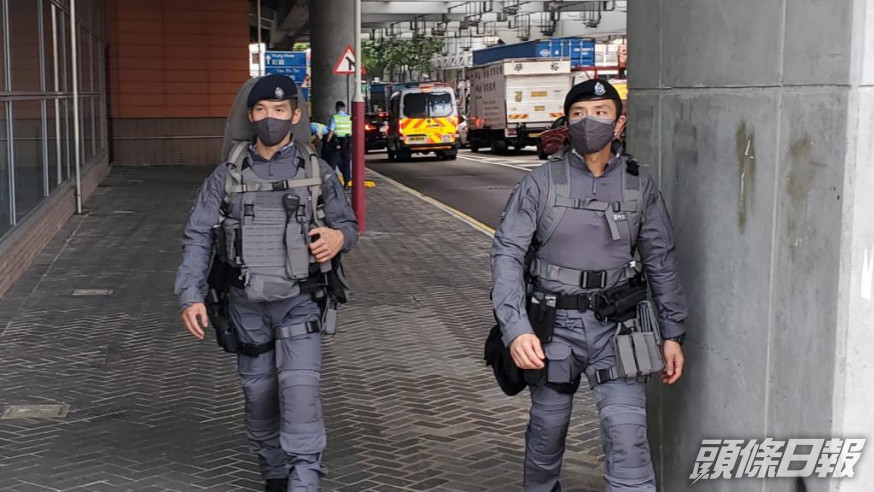 穿上新制服的鐵路應變部隊在佐敦高鐵站外巡邏。蔡楚輝攝