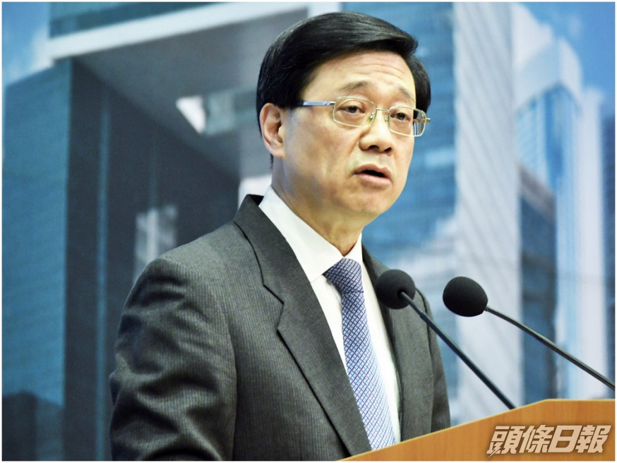 李家超飛抵深圳,明日將率團出席內地與香港疫情防控工作對接會議。資料圖片