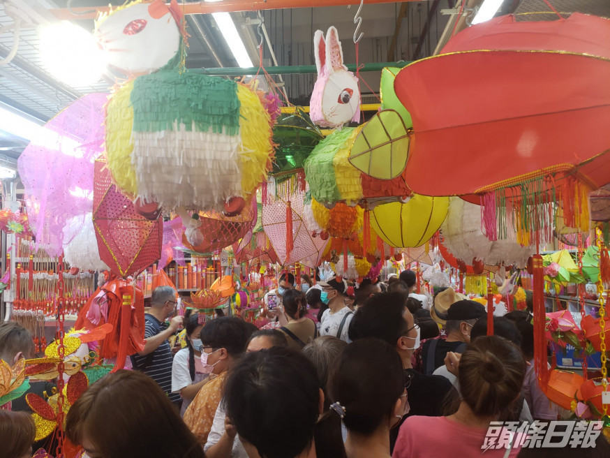 元朗大橋街市內的燈籠街十分擠擁。