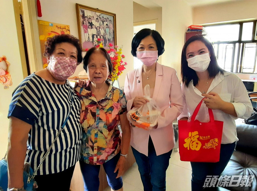 葉劉淑儀與陳家珮到港島南區及中西區探訪長者。葉劉FB圖片