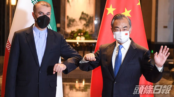 中國國務委員兼外長王毅（右）昨日與伊朗外長阿卜杜拉希揚（左）會談。外交部圖片