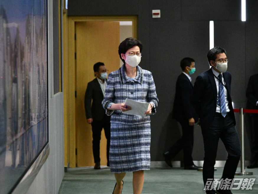 林鄭月娥原訂在明天公布本年度《施政報告》,但臨門一步卻緊急「刹車」決定押後。