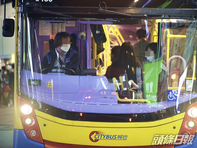 網民手忙腳亂之際,有好心乘客幫忙付車資(示意圖)。資料圖片