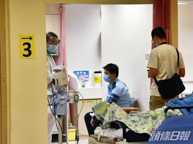 兩名男警糾纏期間亦告受傷。