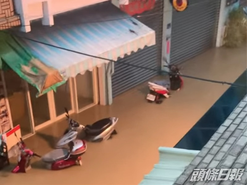 小琉球街道變河流被泥水淹沒。中時
