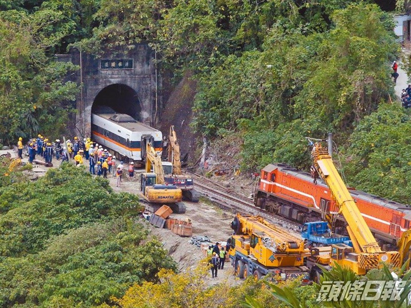 經過多天努力目前已將6節車廂拖離隧道。中時